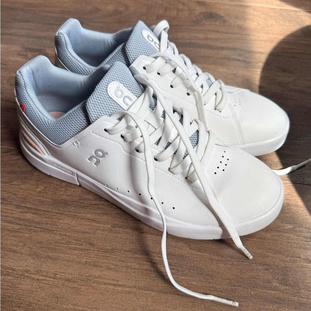 On Cloud Womens “The Roger” with soft pink and grey accent